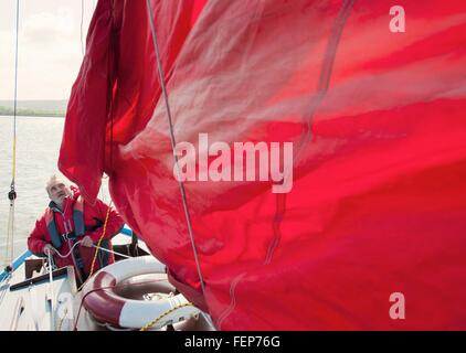 Senior woman auf Segelboot Stockfoto