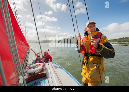 Kleine Gruppe von Erwachsenen auf Segelboot Stockfoto