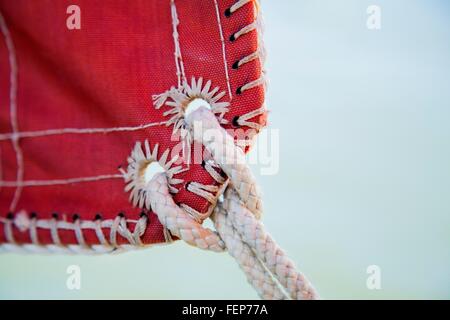 Segel und Knoten des Seils auf Segelboot, close-up Stockfoto