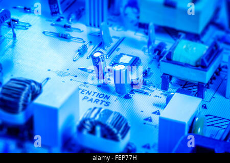 Batteriegestützte Board mit Kondensatoren und Chips in blauer Farbe Stockfoto