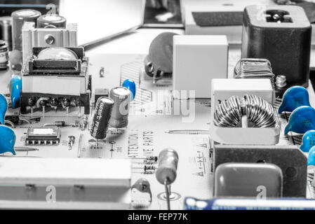 Batteriegestützte Board mit Kondensatoren und Chips in blauer Farbe Stockfoto