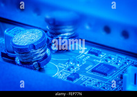 Tech-Board mit Kondensatoren und Chips in blauer Farbe Stockfoto