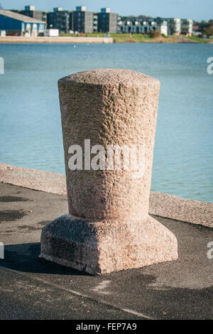 Dock-Post in Stein am Hafen Stockfoto