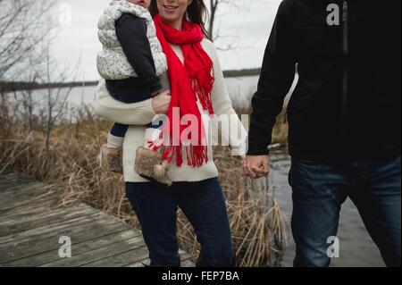 Junge Familie walking im Freien, mittleren Bereich Stockfoto