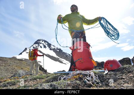 Zwei Bergsteiger am Berg, Chugach State Park, Anchorage, Alaska, USA Stockfoto
