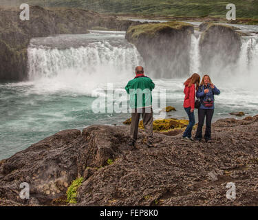 1. August 2015 - BÃ¡RÃ ° Ardalur District, North Central Island, Island - anzeigen drei Touristen den hufeisenförmige doppelten Wasserfall des berühmten GoÃ ° Afoss von der Westbank. Einer der spektakulärsten und schönsten Wasserfälle in Island, am Fluss SkjÃ¡lfandafljÃ³t, sein Name ist Wasserfall der Götter aus der Legende des dann Lawspeaker Porgeir wirft seinen nordischen Gott Statuen in den Wasserfall in einem symbolischen Akt der Bekehrung des Island zum Christentum im Jahr 1000. Der Tourismus ist ein wachsender Sektor der Wirtschaft geworden und Island ist ein beliebtes Touristenziel geworden. (Kredit-Bild: © Arnold Stockfoto