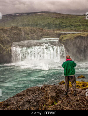 1. August 2015 - BÃ¡RÃ ° Ardalur District, North Central Island, Island - berühmt ein männliche Touristen Fotografien der hufeisenförmige doppelten Wasserfall von GoÃ ° Afoss von der Westbank. Einer der spektakulärsten und schönsten Wasserfälle in Island, am Fluss SkjÃ¡lfandafljÃ³t, sein Name ist Wasserfall der Götter aus der Legende des dann Lawspeaker Porgeir wirft seinen nordischen Gott Statuen in den Wasserfall in einem symbolischen Akt der Bekehrung des Island zum Christentum im Jahr 1000. Der Tourismus ist ein wachsender Sektor der Wirtschaft geworden und Island ist ein beliebtes Touristenziel geworden. (Kredit-Bild: © Stockfoto