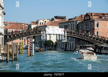 Ponte Dell Accademia (Accademia-Brücke) über den Canale Grand (Grand Canal) in Venedig, Italien.  Die gestalteten Holzbrücke li Stockfoto