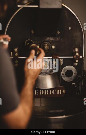 Mann mit Kaffeerösterei Stockfoto