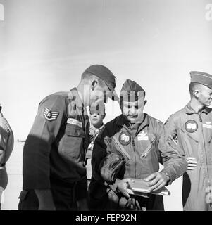 Convair b-58-Crew-Chief S.Sgt WL NcGugan und Maj Elmer E. Murphy Bleriot Speedrun Edwards AFB May61 [Mfr 72538-8] Convair B-58 crew-chief SSgt WL NcGugan und Maj Elmer Stockfoto