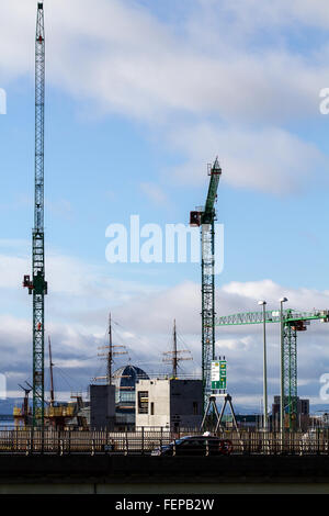 Arbeiter beschäftigt Betrieb Großkrane an der Waterfront Entwicklung Projekt-Baustelle in Dundee, Großbritannien Stockfoto