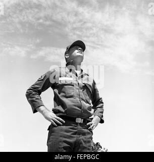 Convair b-58-Crew-Chief S.Sgt WL McGugan Bleriot Geschwindigkeit laufen Edwards AFB May61 [Mfr 72539 - 1] Convair B-58 Crewchief SSgt WL McGugan Bleriot Geschwindigkeit laufen Stockfoto