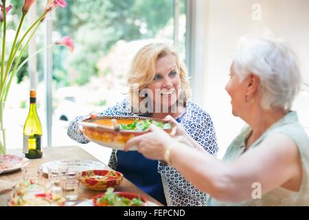 Zwei Frauen zusammen zu Mittag, zu Hause Stockfoto