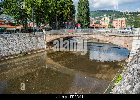 Careva Cuprija Brücke über Fluss Miljacka in Sarajevo, Bosnien und Herzegowina Stockfoto