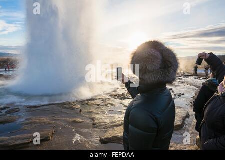 Der große Geysir, ein Geysir im Haukadalur Tal an den Hängen des Laugarfjall Hill, South West Island fotografieren Frau Stockfoto