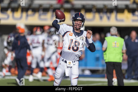 7. Februar 2016 - Santa Clara, CA, USA - Denver Broncos Quarterback Peyton Manning (18) erwärmt sich vor dem Start des Super Bowl 50 auf Sonntag, 7. Februar 2016 im Levi's-Stadion in Santa Clara, Kalifornien (Credit-Bild: © Paul Kitagaki Jr/Sacramento Bee über ZUMA Draht) Stockfoto