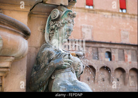 Italien Renaissance Brunnen Giambologna, Statue einer stillenden nereide an der Basis der Neptun Brunnen (Fontana del Nettuno) im Zentrum von Bologna. Stockfoto