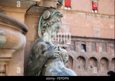 Bologna-Neptun-Brunnen, Bronzestatue von eine stillende Nereide am Fuße des Neptun-Brunnen (Fontana del Nettuno) in Piazza Nettuno, Bologna. Stockfoto