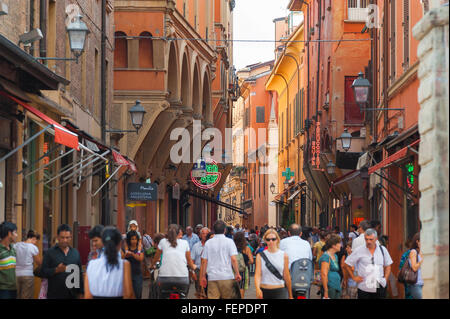 Bologna Altstadt, Blick auf eine belebte Einkaufsstraße Szene in der Via Massimo D'Azeglio in der Altstadt (Centro Storico) Bereich von Bologna, Italien. Stockfoto