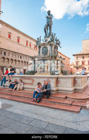 Bologna Neptunbrunnen, Blick auf Touristen entspannen an der Basis der Fontana del Nettuno (Neptunbrunnen) im Zentrum von Bologna, Emilia-Romagna. Stockfoto