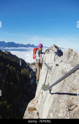Frau, Bergsteigen, Tegelberg, Füssen, Allgäu, Deutschland Stockfoto
