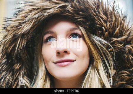 Porträt der jungen Frau mit Fell Kapuze Parka hautnah Stockfoto