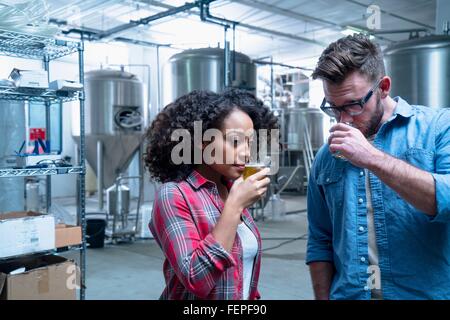 Kolleginnen und Kollegen im Brauerei-Probenahme-Bier Stockfoto