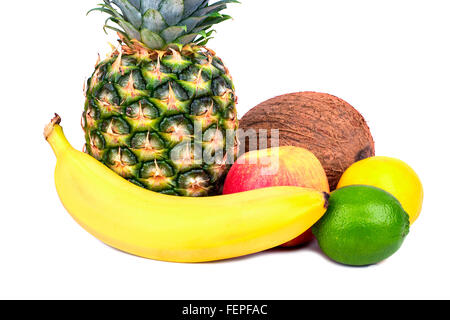 Tropische Früchte wie Bananen, Ananas, Kokos, Zitrone, Limette, auf weißem Hintergrund Stockfoto