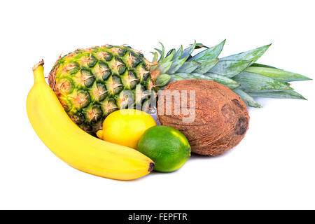 Tropische Früchte wie Bananen, Ananas, Kokos, Zitrone, Kalk isoliert auf weißem Hintergrund Stockfoto