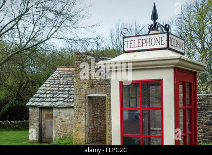 Altmodische Telefonzelle in das verlassene Dorf Bucht in Dorset, England, UK Stockfoto