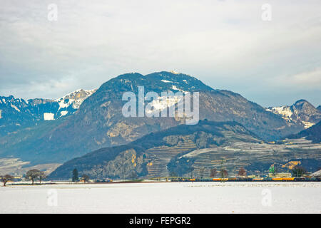 Landschaft der Schweizer Berge im Winter. Die Schweiz ist ein Land in Europa. Die Schweiz hat eine hohe Bergkette; von den Alpen bis Jura-Gebirge. Stockfoto