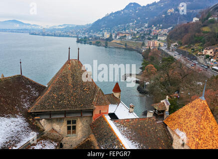 VEYTAUX, Schweiz - 2. Januar 2015: Blick nach Montreux aus dem Schloss Chillon. Es ist ein Insel-Schloss am Genfer See (Lac Léman) in der Waadt, zwischen Montreux und Villeneuve. Stockfoto