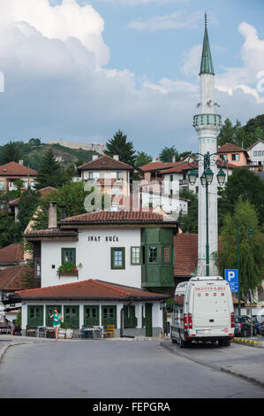 traditionelle bosnische Restaurant Inat Kuca (Haus der Bosheit) und Hadzijska Moschee Minarett, alte Stadt von Sarajevo Stockfoto