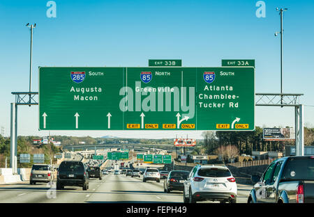 Direktionale Beschilderung auf der Interstate 285 Schleife im Nordosten Atlanta Annäherung an die Kreuzung der i-85 und i-285. USA. Stockfoto