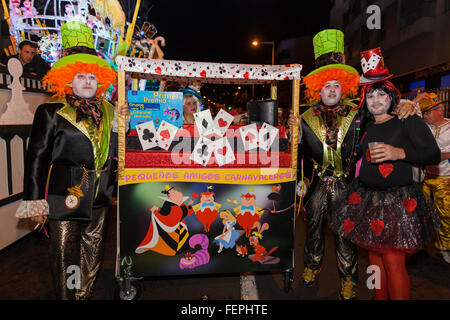 Zeichen, Tänzer und schwimmt auf dem Eröffnungsumzug der Carnaval de Santa Cruz De Tenerife. Tausende von Menschen in Gruppen von Stockfoto