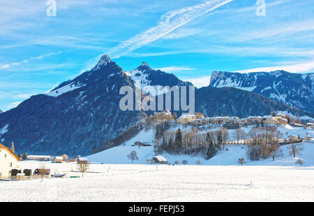 Landschaft der Landschaft in der Schweiz im Winter. Die Schweiz ist ein Land in Europa. Die Schweiz hat eine hohe Bergkette; von den Alpen bis Jura-Gebirge. Stockfoto