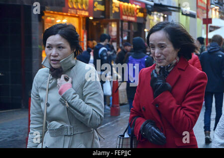 London, UK, 8. Februar 2016, starkem Regen und starkem Wind in der Gerrard Street in Chinatown im Zentrum von London als Sturm Imogen umfasst das Vereinigte Königreich. Bildnachweis: JOHNNY ARMSTEAD/Alamy Live-Nachrichten Stockfoto