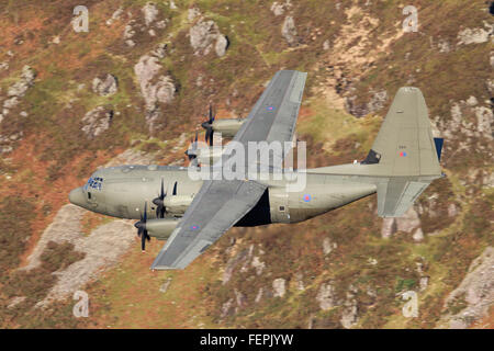 RAF C-130 Hercules-Flugzeuge fliegen Low-Level-in Wales, UK. Stockfoto