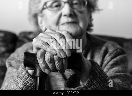 90 Jahre alte Frau mit Händen am Gehstock. UK Stockfoto