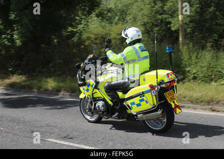 Essex Polizei Motorrad Patrouille Offizier auf einem Polizeimotorrad entlang einer Straße im Jahr 2014. Stockfoto