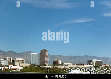 Blick vom interstate-Highway-Skyline von Downtown Tucson klar umrissen in hohen Wüstenluft atemberaubende Bergkulisse Stockfoto