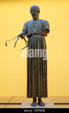 Delphi, Phokis, Griechenland.  Delphi archäologisches Museum.  Bronzestatue von der Wagenlenker. Stockfoto