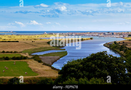 Die Mündung des Flusses Coquet und der Stadt schlendern auf der Küste von Northumberland in Nord-Ost England UK Stockfoto