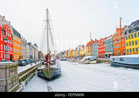 Kopenhagen, Dänemark - 5. Januar 2011: Nyhavn (neue Hafen) im Winter. Es ist Wasser, Kanal, Vergnügungsviertel in Kopenhagen in Dänemark. Es ist gesäumt von bunten Häusern, Bars, Cafés, Holzschiffe Stockfoto