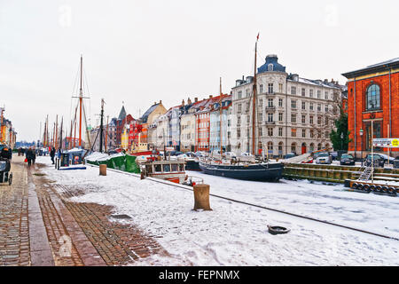 Kopenhagen, Dänemark - 5. Januar 2011: Nyhavn (neue Hafen) im Winter. Es ist Wasser, Kanal, Unterhaltung Bezirk von Kopenhagen, Dänemark. Es ist gesäumt von bunten Häusern, Bars, Cafés, Holzschiffe Stockfoto