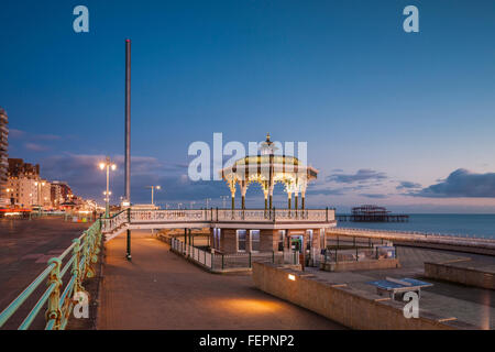 Abend im Musikpavillon auf Brighton Seafront, East Sussex, England. Stockfoto