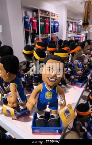 Golden State Warriors Stephen Curry 10' Spieler Plüsch Puppe, NBA-Flagship-Store, 545 Fifth Avenue, New York Stockfoto