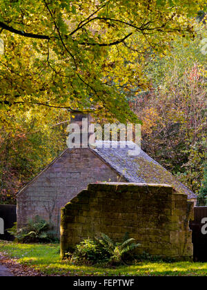 Lumsdale nahe Matlock in Derbyshire Peak District England UK wo frühe industrielle Gebäude durch Wasser angetrieben wurden Stockfoto