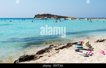 Touristen am Nissi bay Strand entspannen und genießen ihren Sommerurlaub am Juli um Ayia Napa. Zypern Stockfoto