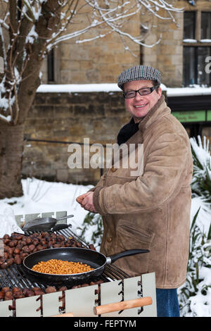 Mann, Verkauf von heißen Maroni in East Grinstead Stockfoto